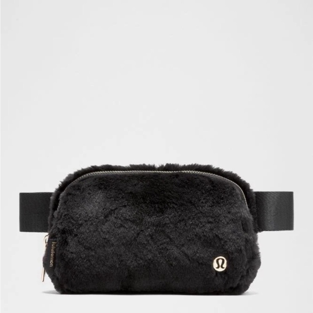e10-1 NWT Lululemon Everywhere Belt Bag Plush Fleece, Black
